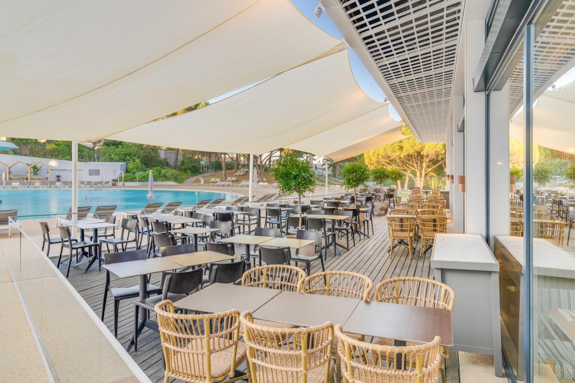 Pestana Blue Alvor Beach Exterior foto The pool at the hotel